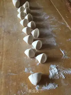 Make Four seasons of bean pork dumplings step 4