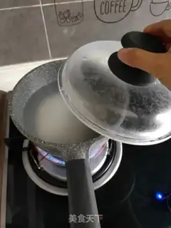 Make All-powerful egg and egg congee step 1