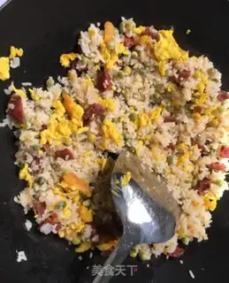 Make Sausage sauce and pea egg fried rice step 3