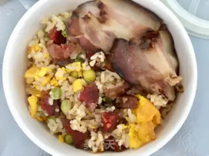 Make Sausage sauce and pea egg fried rice step 4