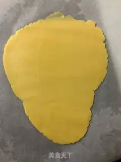 Make Animals holding almond cookies step 5