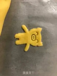 Make Animals holding almond cookies step 6