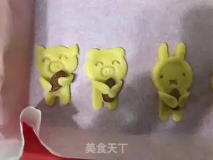 Make Animals holding almond cookies step 7