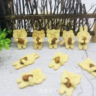 Make Animals holding almond cookies step 9