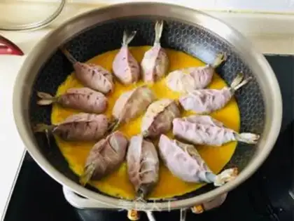 Make Eggs holding shrimp and blue dumplings step 21