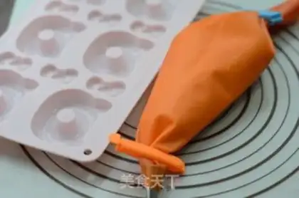 Make KITTY CAKE DONUTS step 5