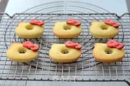 Make KITTY CAKE DONUTS step 9