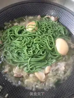 Make Eggs and abalone spinach noodles step 19