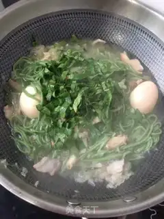 Make Eggs and abalone spinach noodles step 21