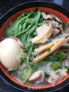 Make Eggs and abalone spinach noodles step 24