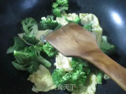 Make Duck eggs, spicy broccoli step 4