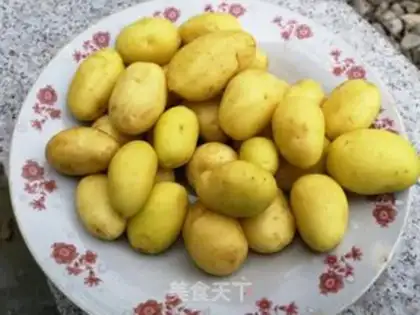 Make Burn the potatoes with pork step 0