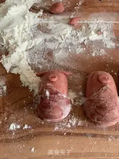 Make Piggy little buns step 9