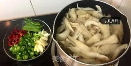 Make The next meal will be fried with a dry pan of mushrooms step 0