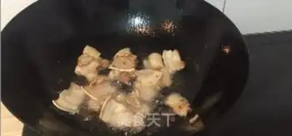 Make The next meal will be fried with a dry pan of mushrooms step 2