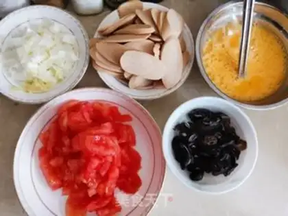 Make Ham tomato fried eggs step 1