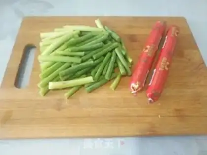 Make Garlic ham and sausage step 1