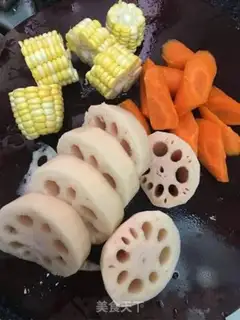 Make Lotus corn carrot broccoli broccoli soup step 0