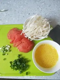 Make Tomato gin and egg soup step 0