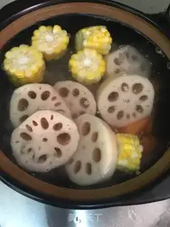 Make Lotus corn carrot broccoli broccoli soup step 3