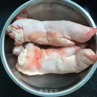 Make Red burning pig hoof step 0