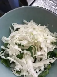 Make Eggs and abalone spinach noodles step 1
