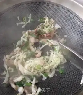 Make Eggs and abalone spinach noodles step 6