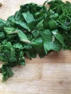 Make Eggs and abalone spinach noodles step 11