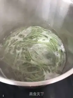 Make Eggs and abalone spinach noodles step 14