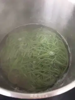 Make Eggs and abalone spinach noodles step 15