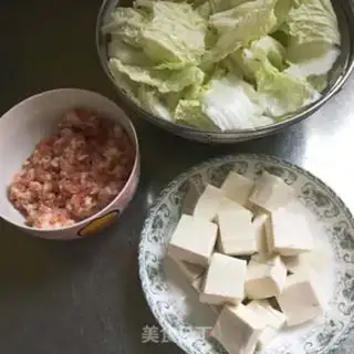 Make Tofu with meat and cabbage step 0