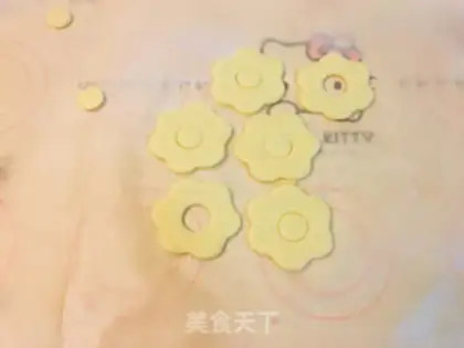 Make Flower cookies step 6