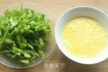 Make Pepper fried eggs step 1