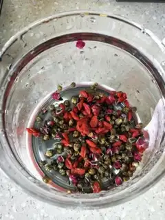 Make A rose tea with a daisy step 1