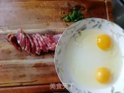 Make Weenie steamed eggs step 1