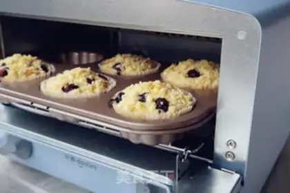 Make Soccer blueberry mackerel cake step 9
