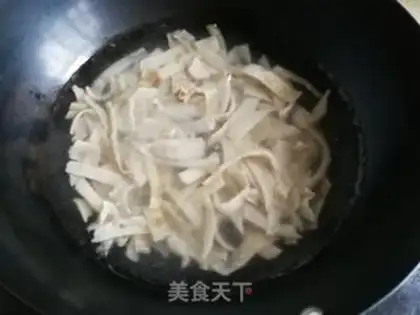 Make Spicy egg pelt soup step 2