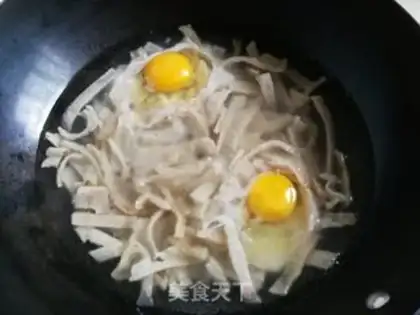 Make Spicy egg pelt soup step 3