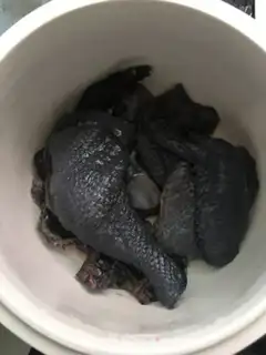 Make Worm and grass-cooked chicken step 1