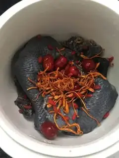 Make Worm and grass-cooked chicken step 3