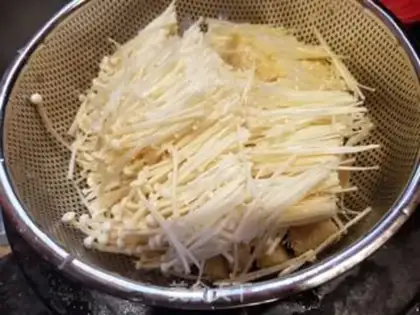 Make Golden mushroom eggs, fried tomatoes step 1