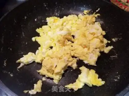 Make Golden mushroom eggs, fried tomatoes step 2