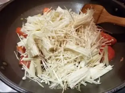 Make Golden mushroom eggs, fried tomatoes step 4