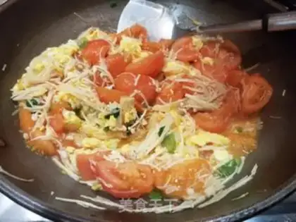 Make Golden mushroom eggs, fried tomatoes step 6