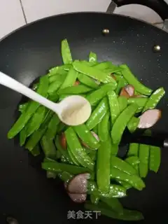 Make Sausage fried Dutch beans step 1