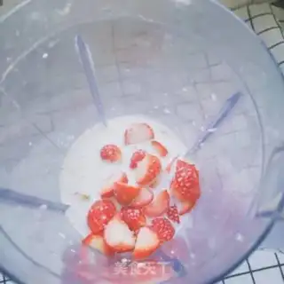 Make Strawberry shake step 2