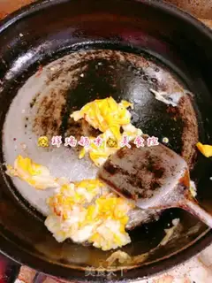 Make Seafood nut egg fried rice step 1