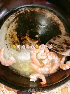 Make Seafood nut egg fried rice step 2