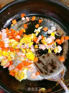 Make Seafood nut egg fried rice step 4