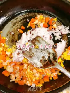 Make Seafood nut egg fried rice step 5